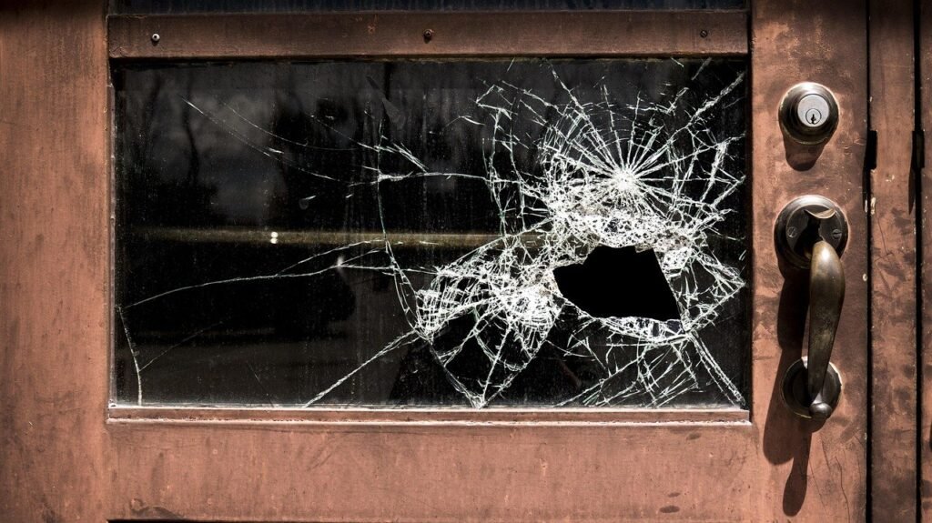 RGY_broken_glass_01_Emergency_Call_Out